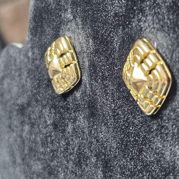 *Sale* Vintage Monet Gold Tone Diamond Shaped Earrings - Picture 5 of 13